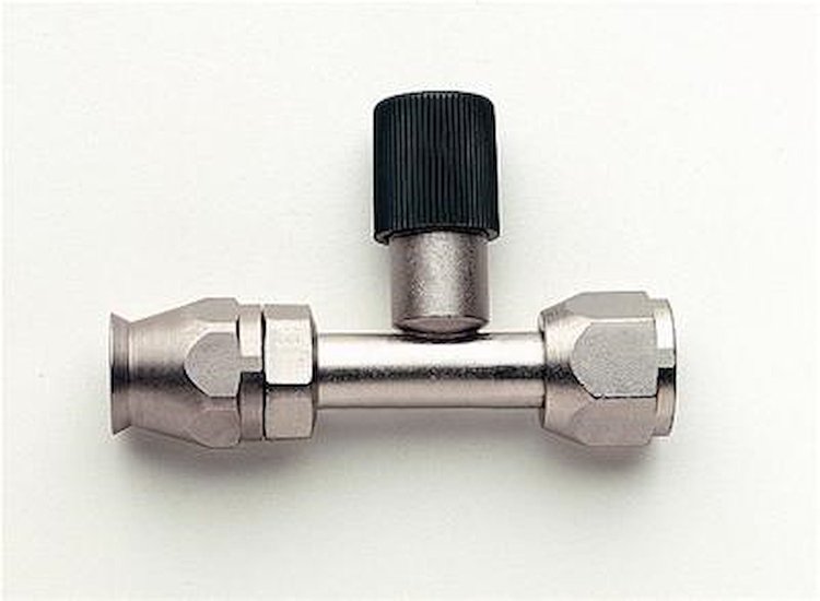 A/C Fitting With Chargeport -8AN