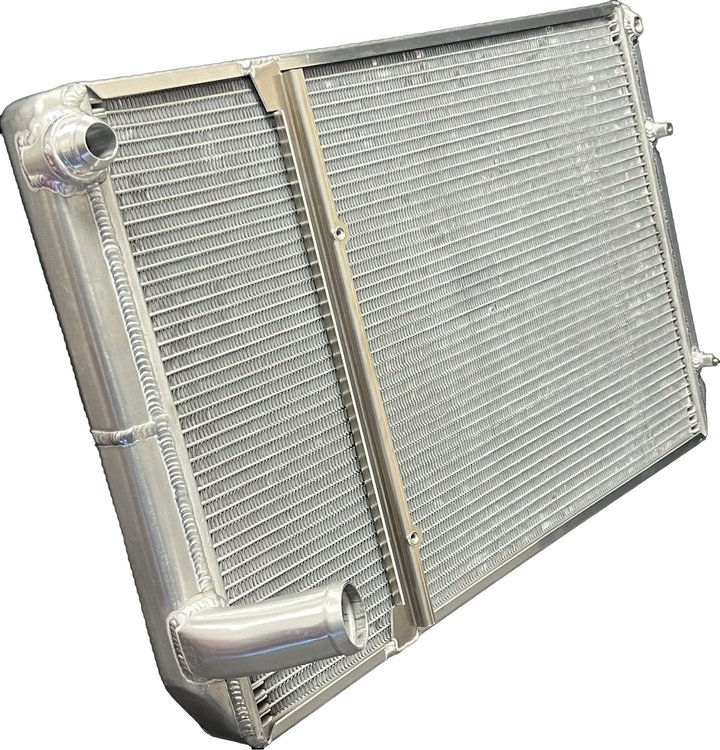 RFD.SLM.CLOSED Super Late-Model Dual-Pass 3-Row Aluminum Radiator, Ford Closed NPT Filler Neck, Dual-Pass, AN16 Inlet