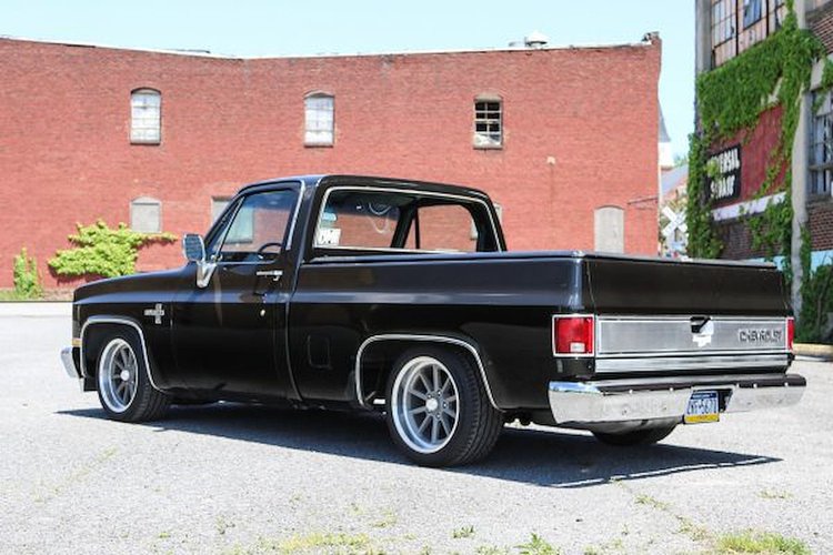 6400 1973-1987 GM C10 Lowering Kit (4.5″Front/6″ Rear); Black