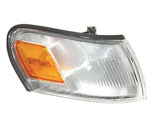 RH CLEARANCE LAMP LENS USA/CANADA BUILT COROLLA SDN/WGN 93-97