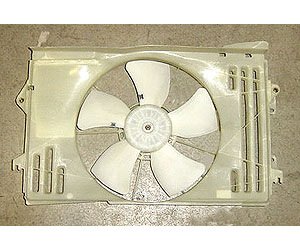 RAD/CON COOLING FAN ASSY W/AUTO TRANS. BLADE/MOTOR/SHROUD COROLLA 03-08 E XC XRS MATRIX 03-08 VIBE 03-06