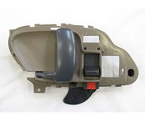 LH INNR FT DR HDL BEIGE PLASTIC CHEVY/GMC C/K P/U 95-02 BLAZER/TAHOE/YUKON 95-00 SUBURBAN 95-99 ESCALADE/YUKON DENALI 99-00