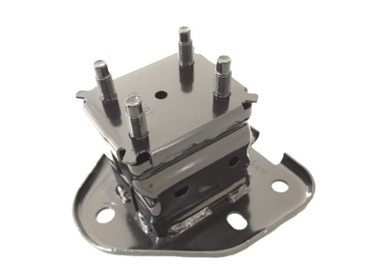 RT REAR BUMPER BRACKET NI