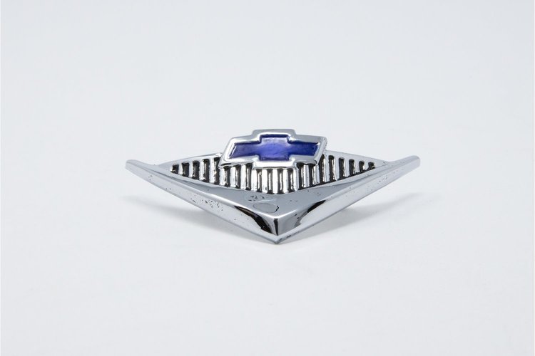 SB-40 Horn Cap Emblem, V8, 1955-1956 210, Chrome